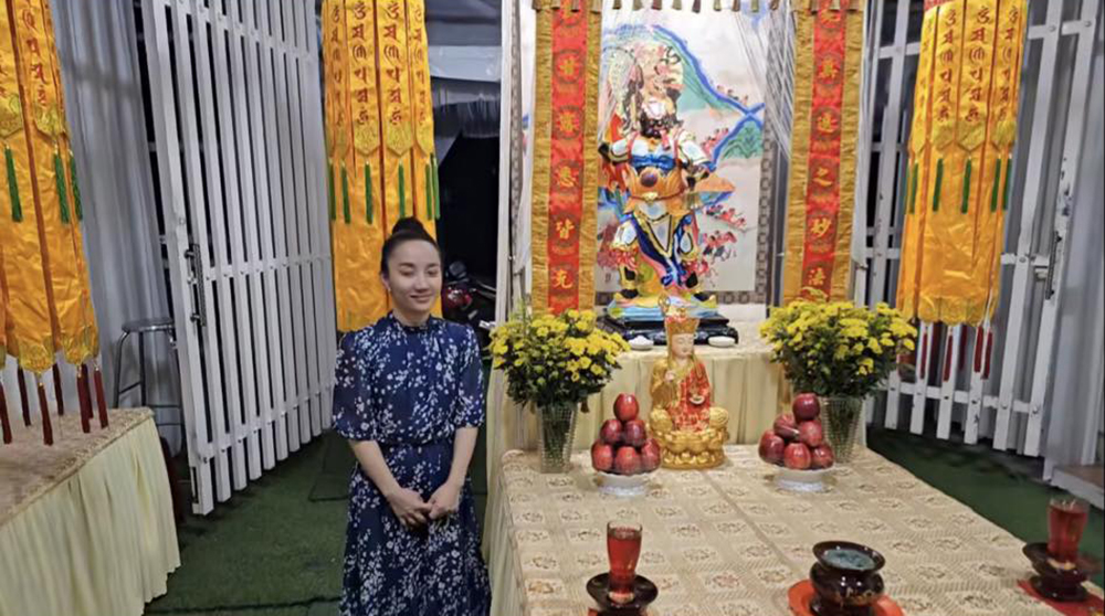 Quỳnh Quỳnh tự tay trang trí nhà cửa để rước sư thầy về cúng cho mẹ. Ảnh: FBNV