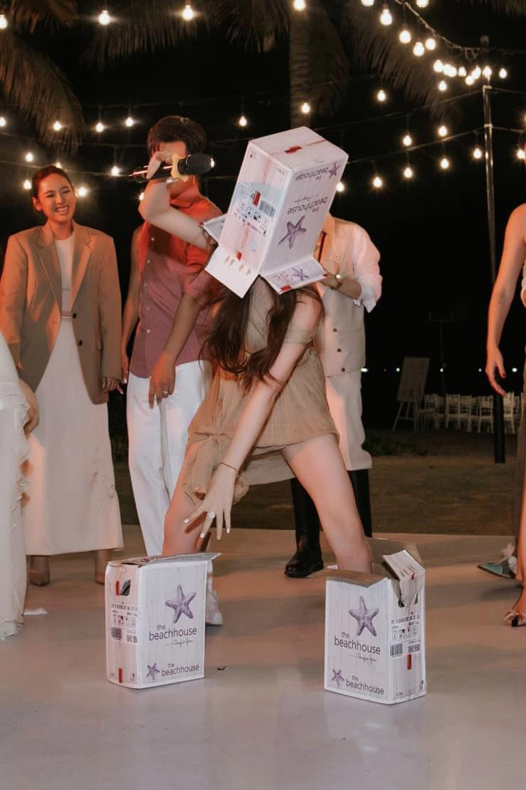 Màn múa thùng siêu buồn cười của Hòa Minzy trong tiệc cưới Gin - Pu ở Nha Trang. Ảnh: FBNV