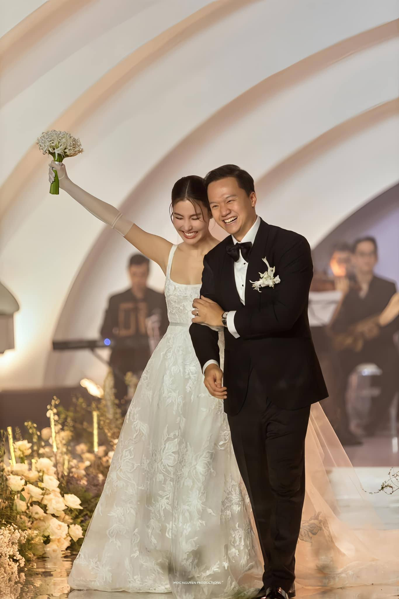 Cô dâu Diễm My 9X và ông xã Vinh Nguyễn trong tiệc cưới tối qua. Ảnh: POSE.vn