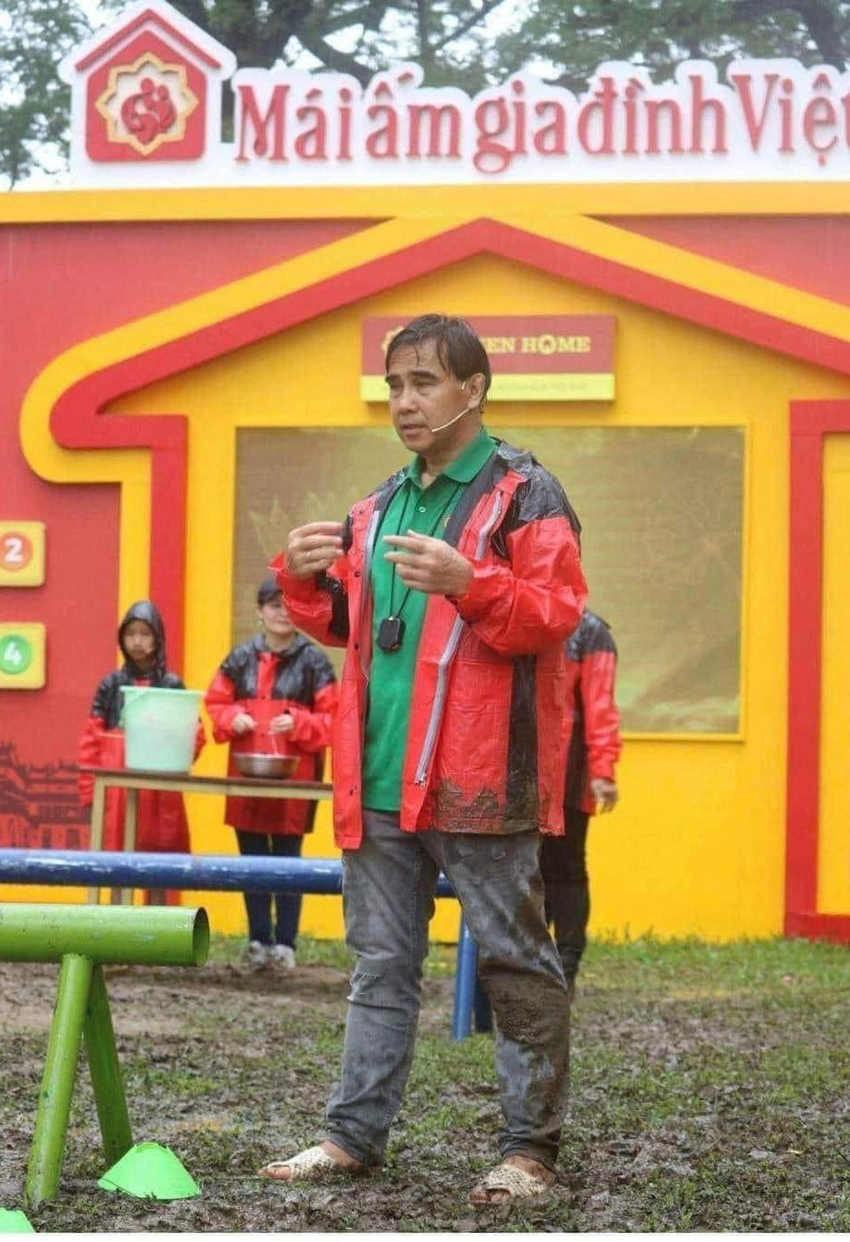MC Quyền Linh dầm mưa chịu lạnh suốt 3 ngày để quay chương trình tại Quảng Nam. Ảnh: Hội An