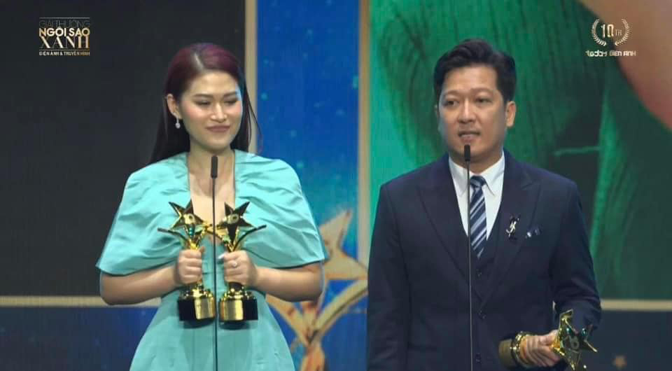 Ngọc Thanh Tâm và Trường Giang cùng nhận giải thưởng nam/nữ diễn viên xuất sắc nhất hạng mục web drama. Ảnh: Chụp màn hình