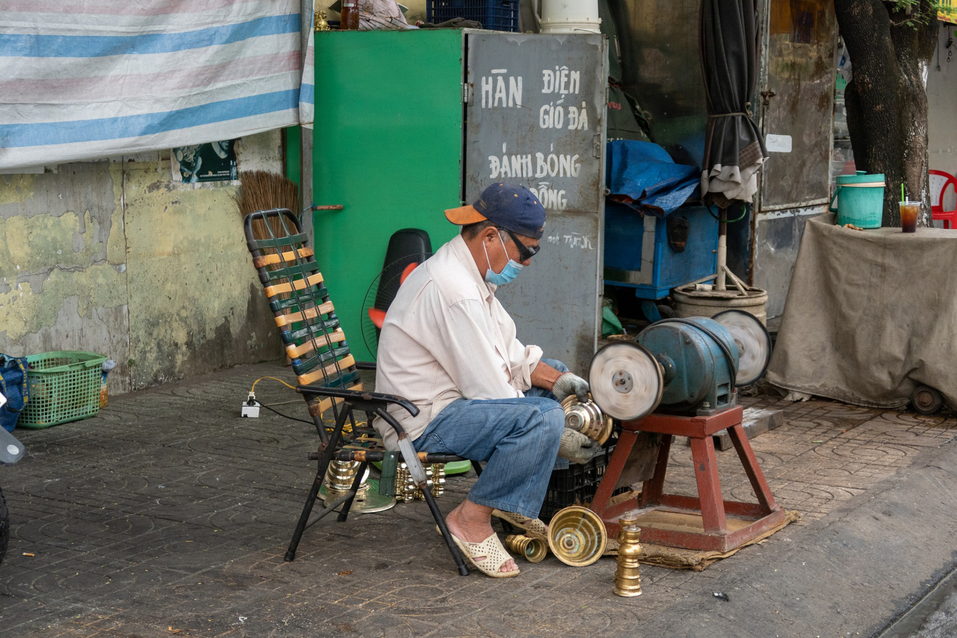 Đánh bóng lư đồng là nghề hot hit mỗi dịp Tết về vì nhiều gia đình có nhu cầu trang hoàng lại bàn thờ gia tiên. Ảnh: Thánh Riviu