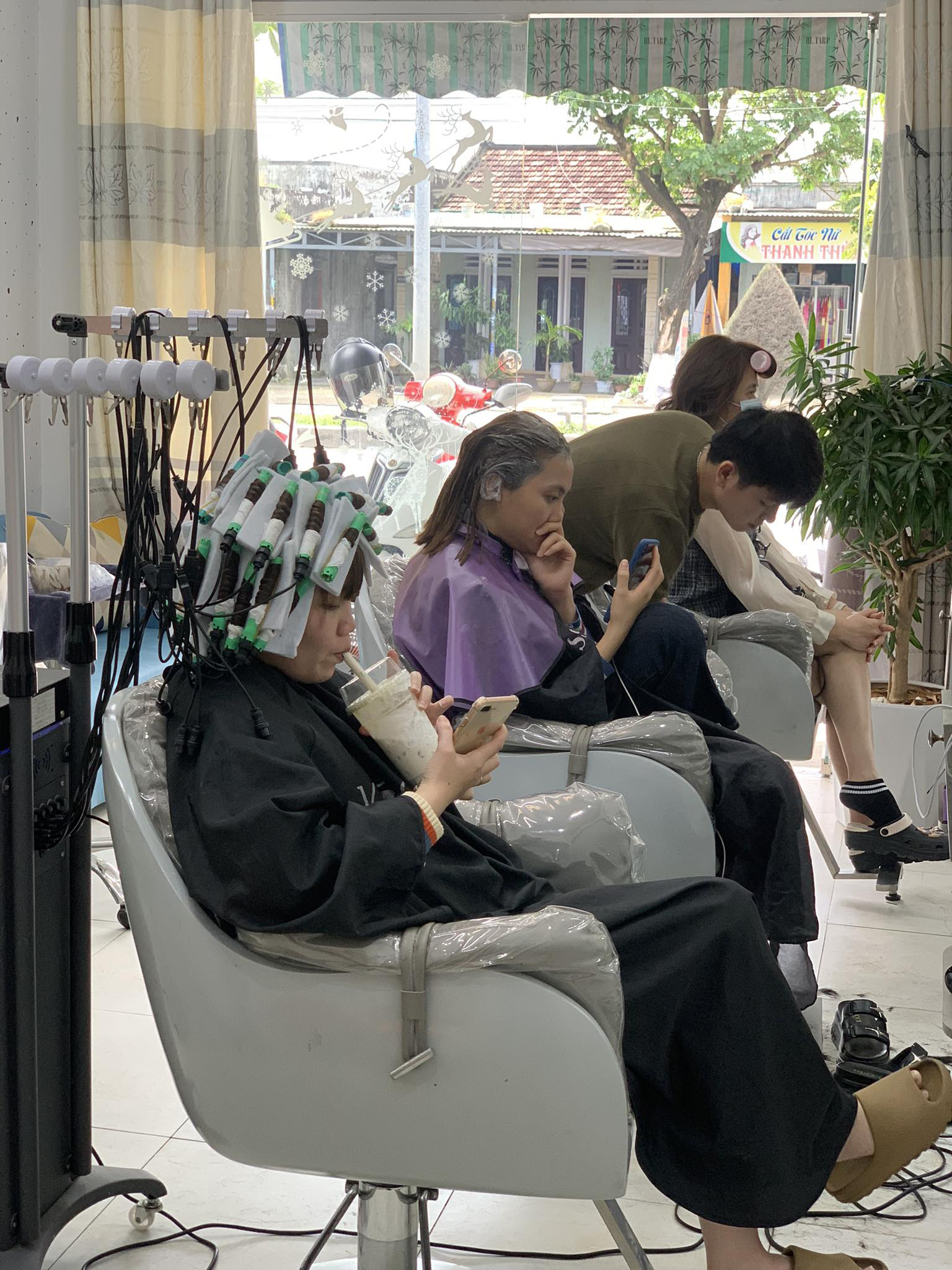 Các salon tóc chật kín khách từ sáng đến khuya muộn vì nhu cầu làm đẹp của chị em dịp Tết rất lớn. Ảnh: Thành Hướng