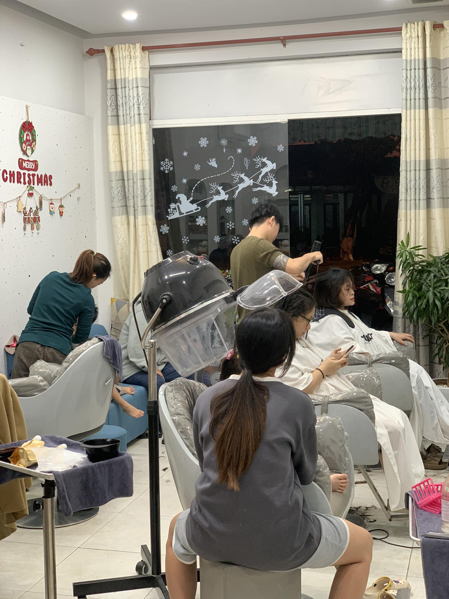 Nhiều salon làm tới Giao thừa, thu nhập vài chục triệu sau mỗi dịp Tết. Ảnh: Thành Hướng