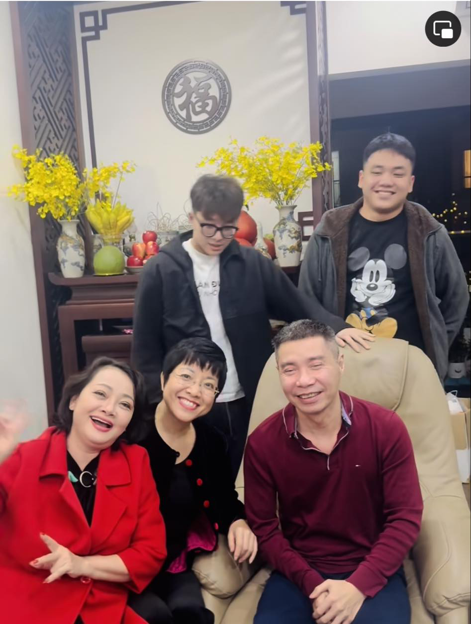 MC Thảo Vân đến thăm Công Lý tại nhà riêng. Ảnh:FBNV