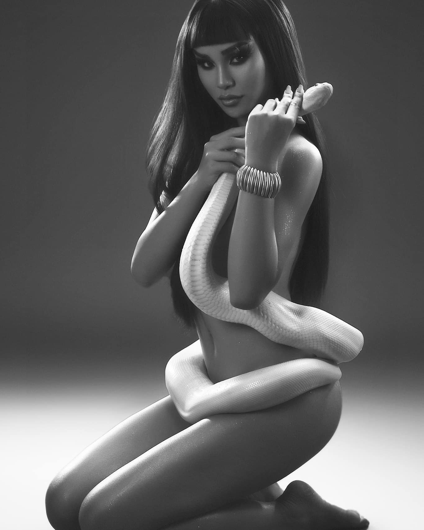 Lê Thu Trang chụp hình nude với rắn. Ảnh: FBNV