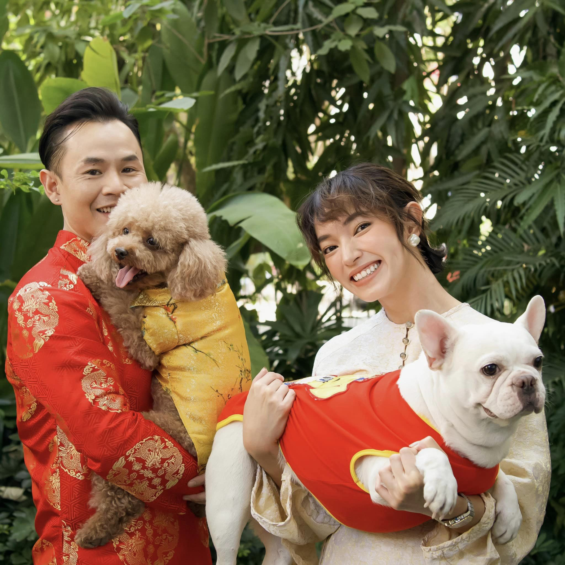 Hai chú chó Bí và San là người bạn đồng hành cùng Châu Bùi từ khi cô nàng vào Sài Gòn lập nghiệp. Ảnh: FBNV