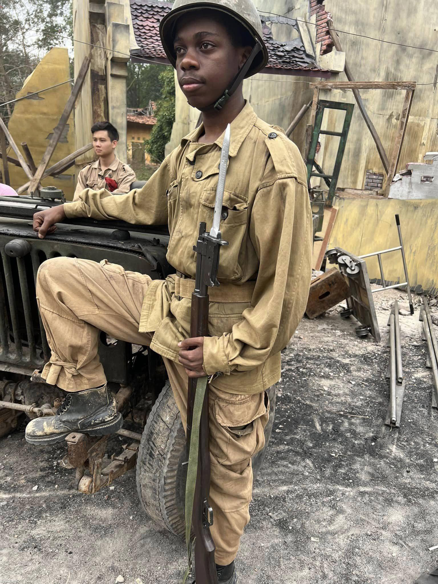 Oraiden Manuel Sabonete, quốc tịch Mozambique đóng vai lính thực dân trong phim.