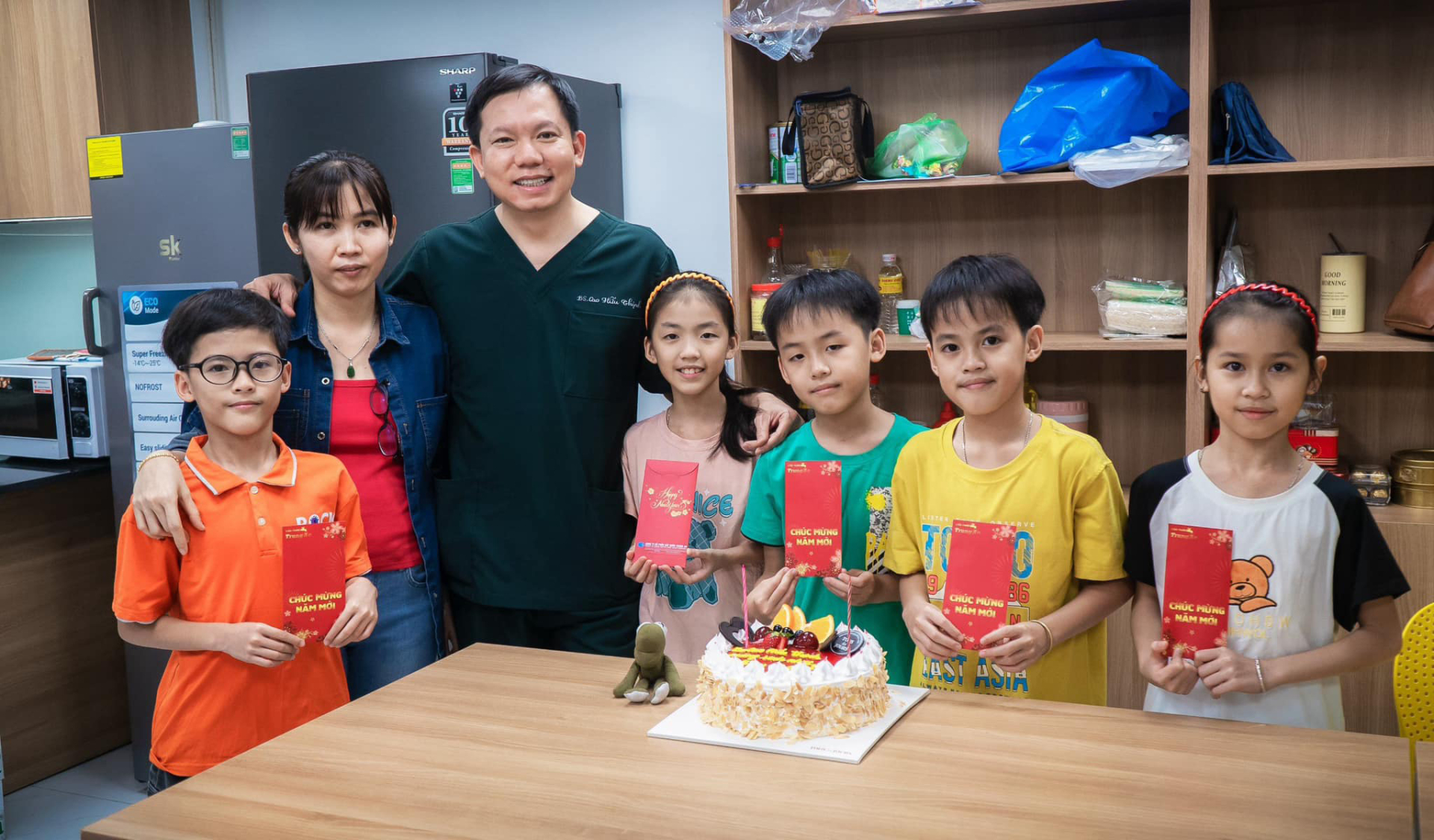 Bác sĩ Cao Hữu Thịnh khoe ảnh hội ngộ 5 em bé sinh 5 cách đây 11 năm. Các bé đều đã lớn.
