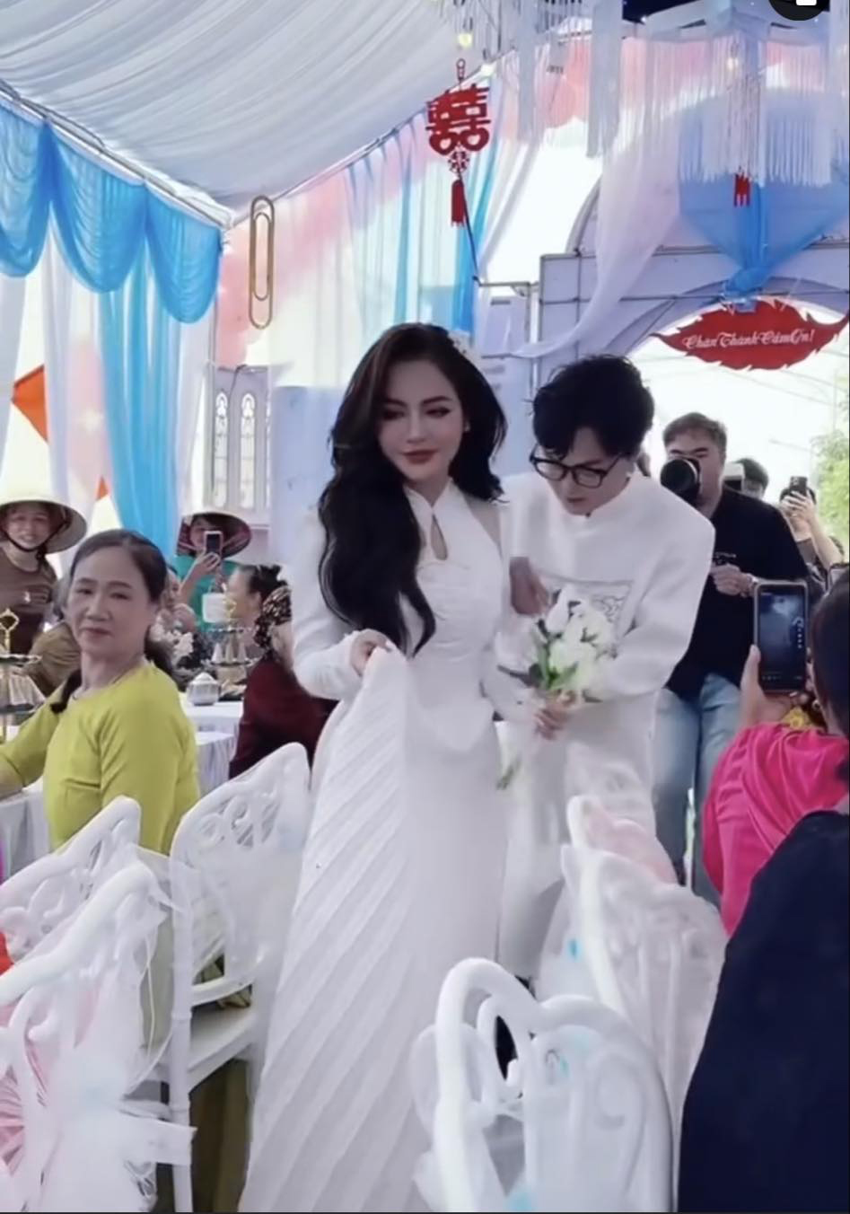 Phạm Thoại và vợ Khánh Vân trong tiệc cưới sáng nay tại Hải Phòng.