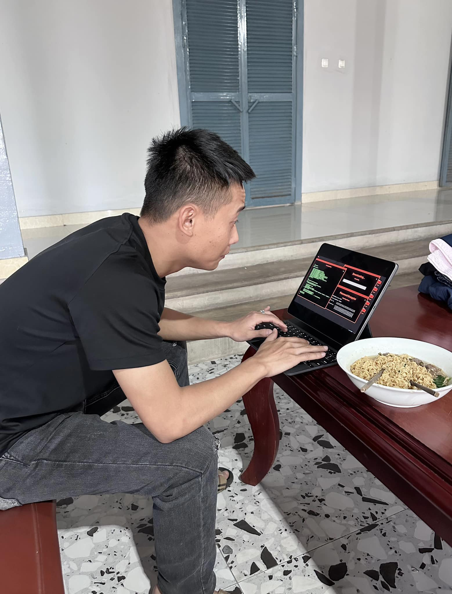 Các kênh Youtube của Quang Linh Vlog bị hacker tấn công chiếm giữ trong thời gian ngắn.