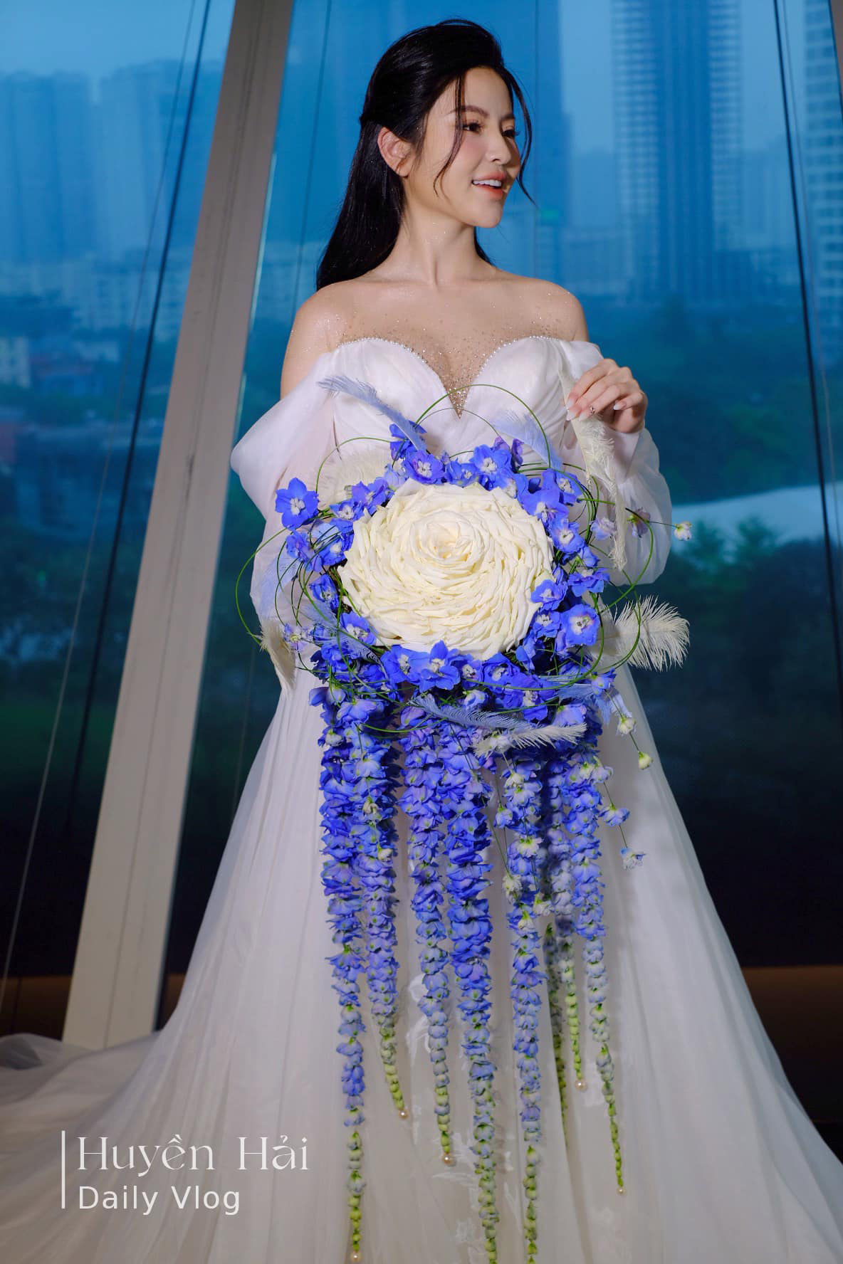 Bó hoa cưới độc lạ được thiết kế riêng cho cô dâu Chu Thanh Huyền có tông màu trắng và xanh chủ đạo.