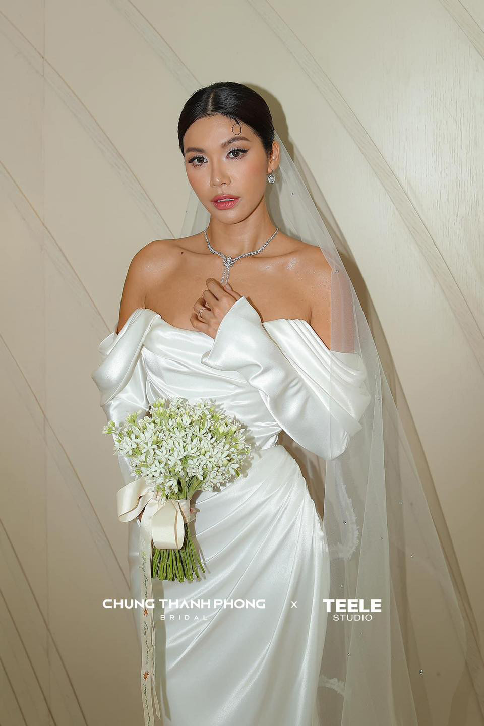 Cô dâu Minh Tú kiêu sa trong váy cưới.