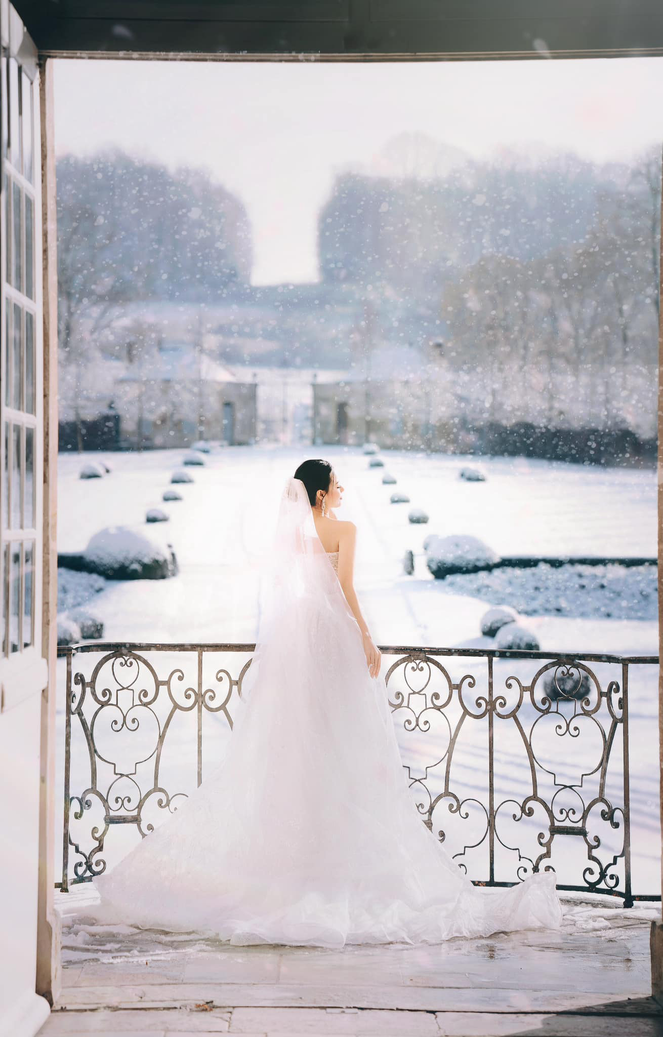 Ảnh cưới của Midu chụp tại lâu đài Pháp vào 1 ngày tuyết rơi cực lãng mạn.