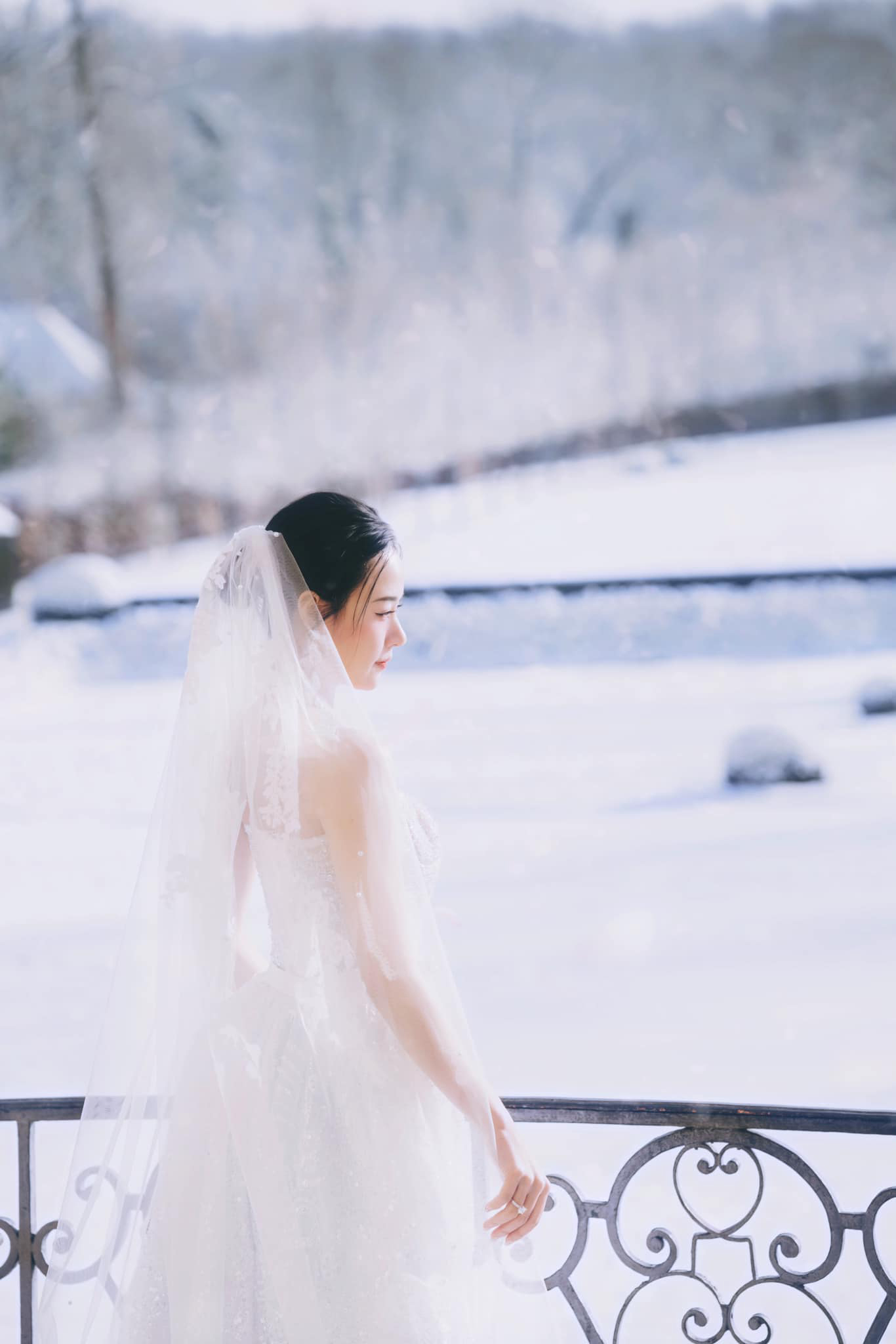 Midu tung bộ ảnh cưới chụp dưới cái lạnh -6 độ tại Paris, khung cảnh tựa cổ tích - ảnh 4