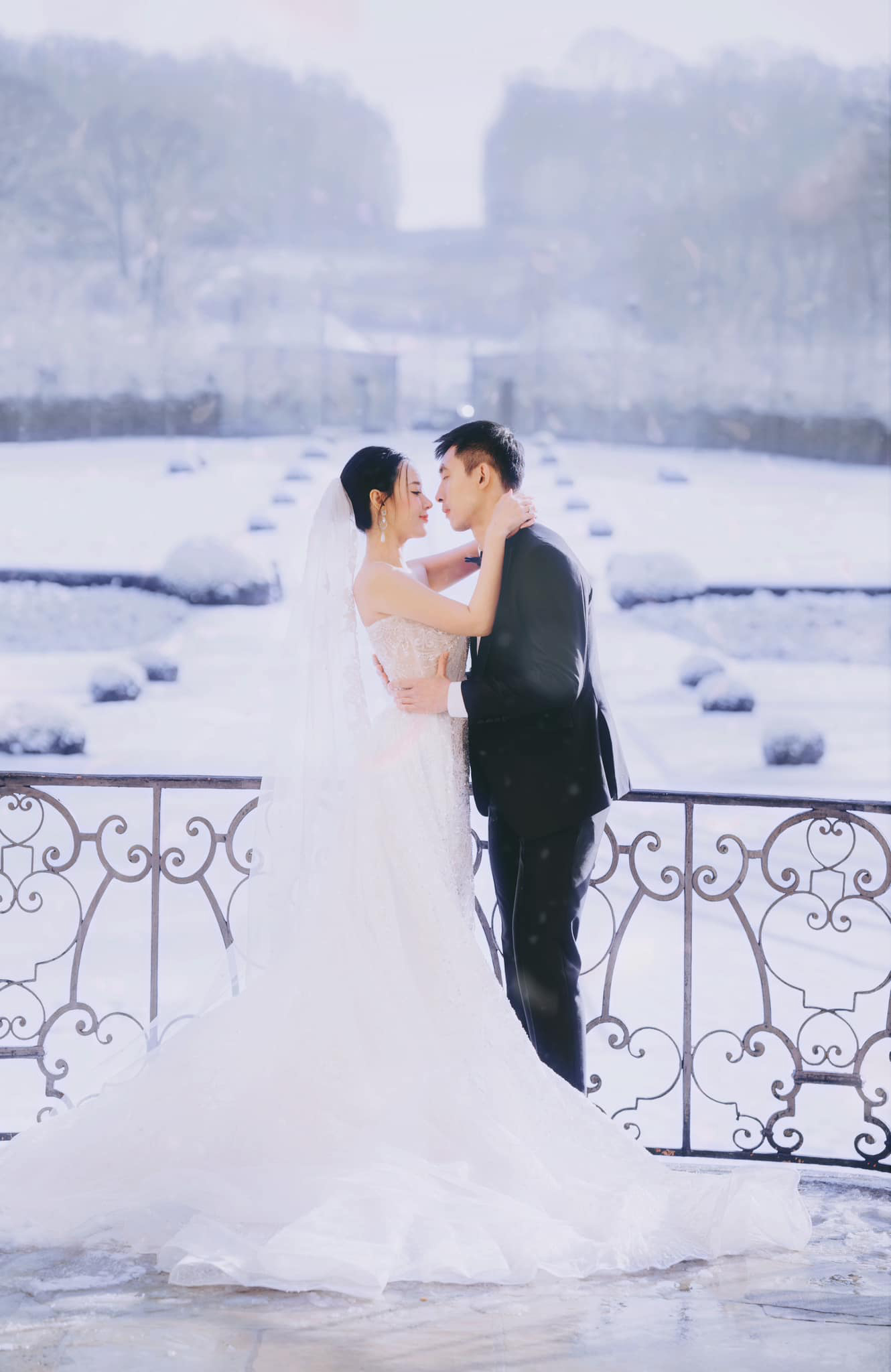 Khung cảnh tuyết rơi khiến bộ ảnh cưới của Midu thêm lung linh.