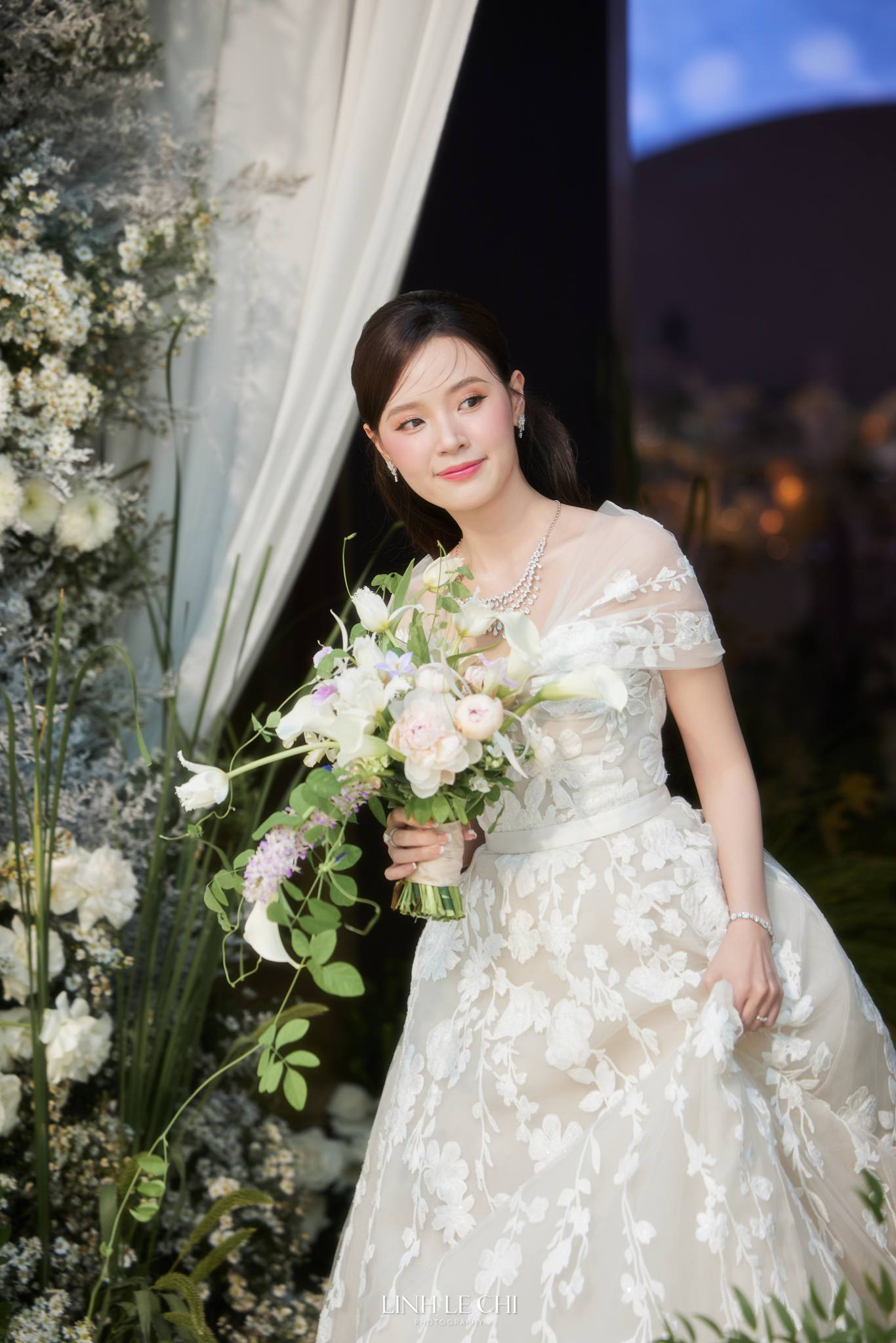 Cô dâu Midu dịu dàng trong chiếc váy cưới màu trắng.