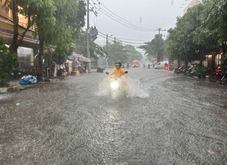 Vì sao TP.HCM sấm sét đùng đùng, nhiều nơi ngập trong biển nước? - ảnh 3