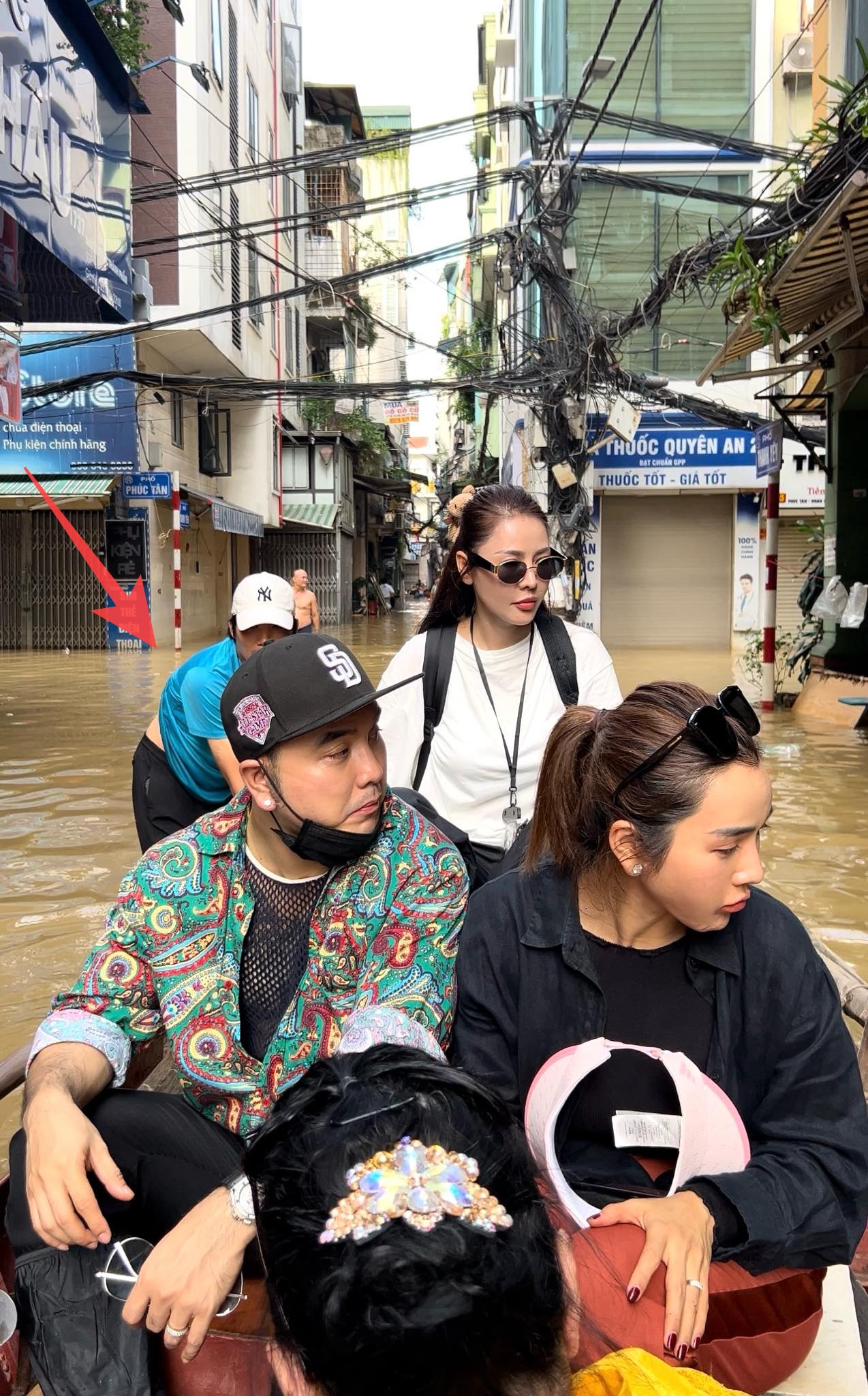 Quế Vân livestream khóc lóc nhắn nhủ đàn chị sau ồn ào từ thiện: “Chị làm thế với Ưng Hoàng Phúc là sai đấy” - ảnh 1