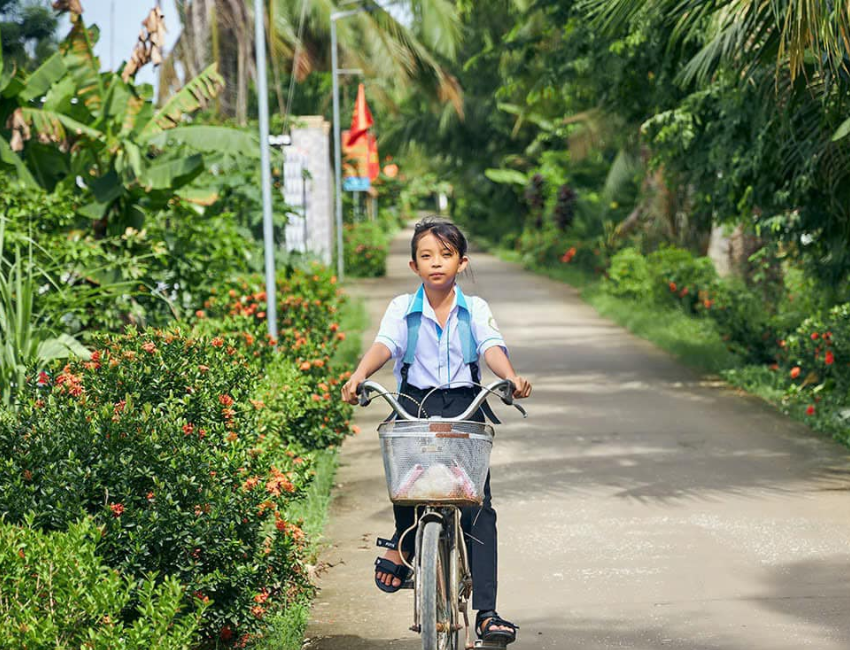 Cô bé tự đi học và tự đứng vững giữa dòng đời khắc nghiệt