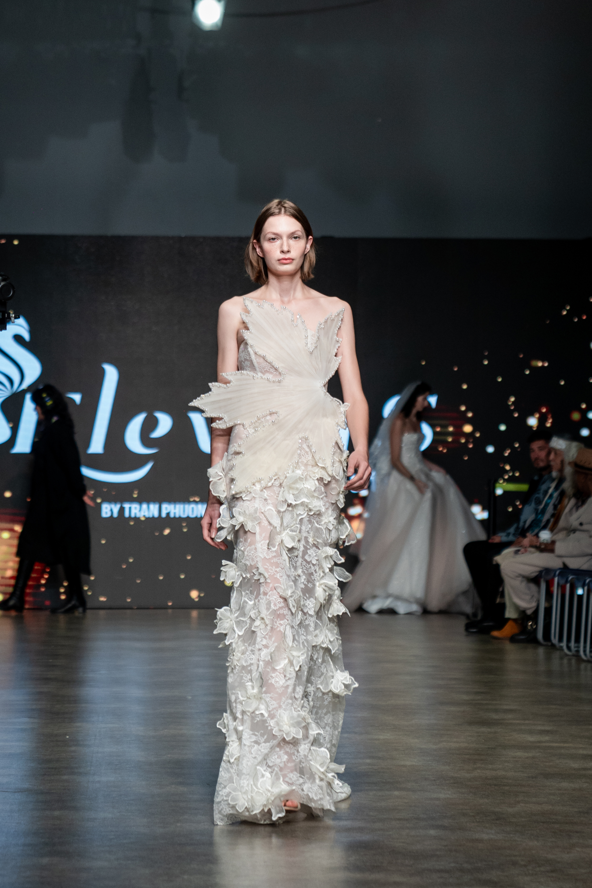 NTK Trần Phương Hoa ra mắt BST mới tại  Vancouver Fashion Week - ảnh 7