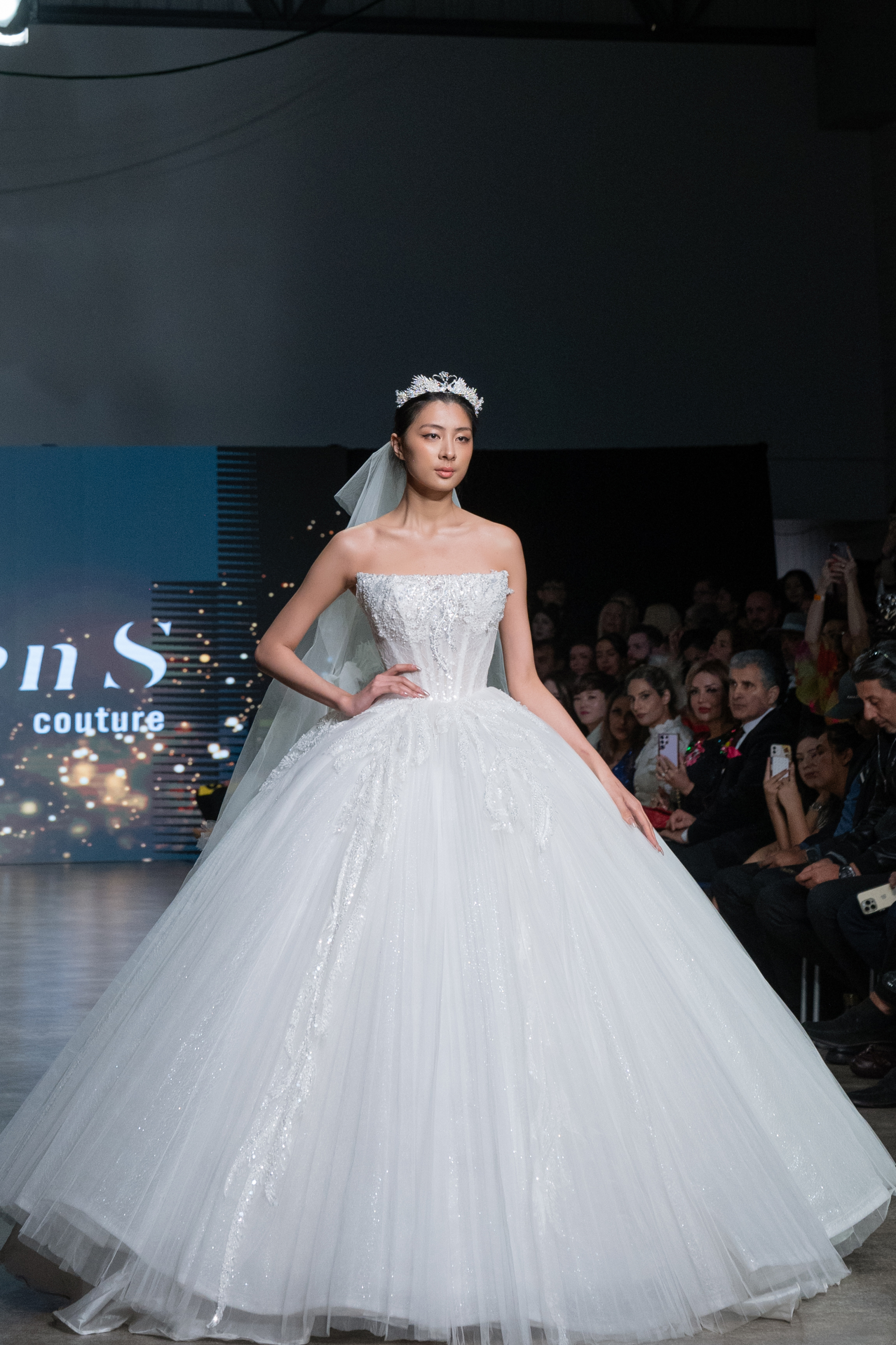 NTK Trần Phương Hoa ra mắt BST mới tại  Vancouver Fashion Week - ảnh 9