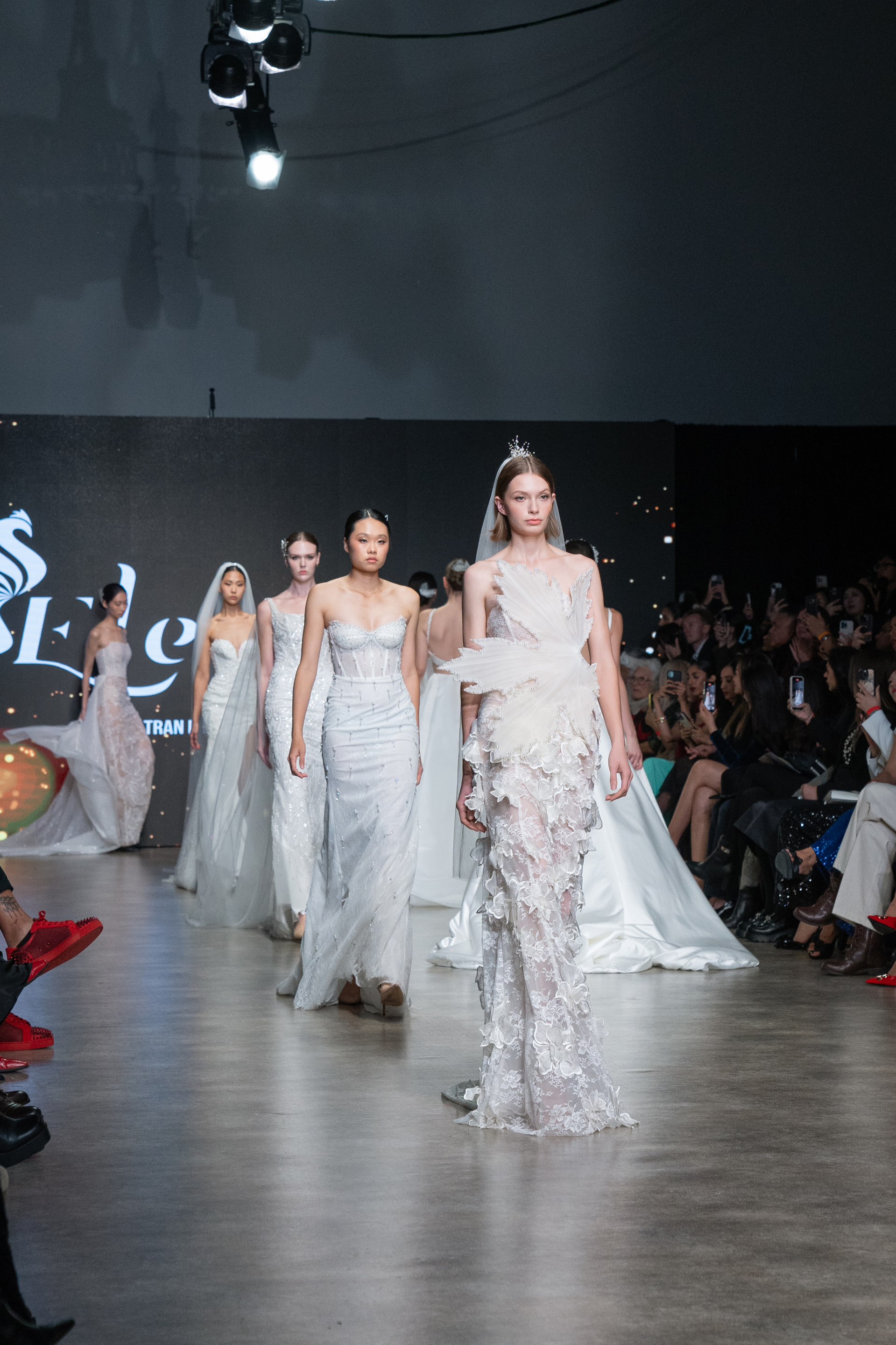 NTK Trần Phương Hoa ra mắt BST mới tại  Vancouver Fashion Week - ảnh 3