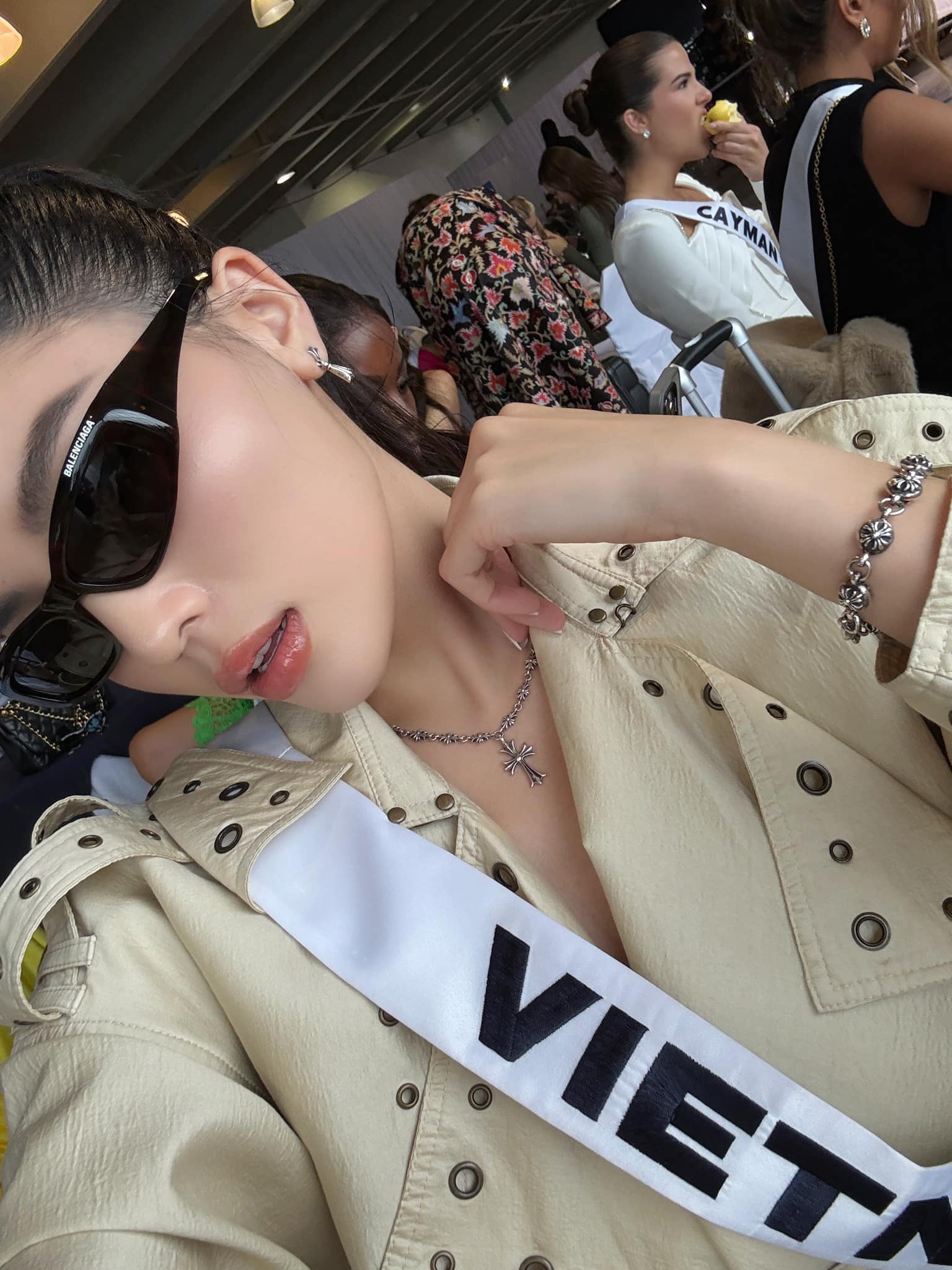 Kỳ Duyên bị nhân viên an ninh nhắc nhở khi đang tương tác với truyền thông tại Miss Universe 2024 - ảnh 2