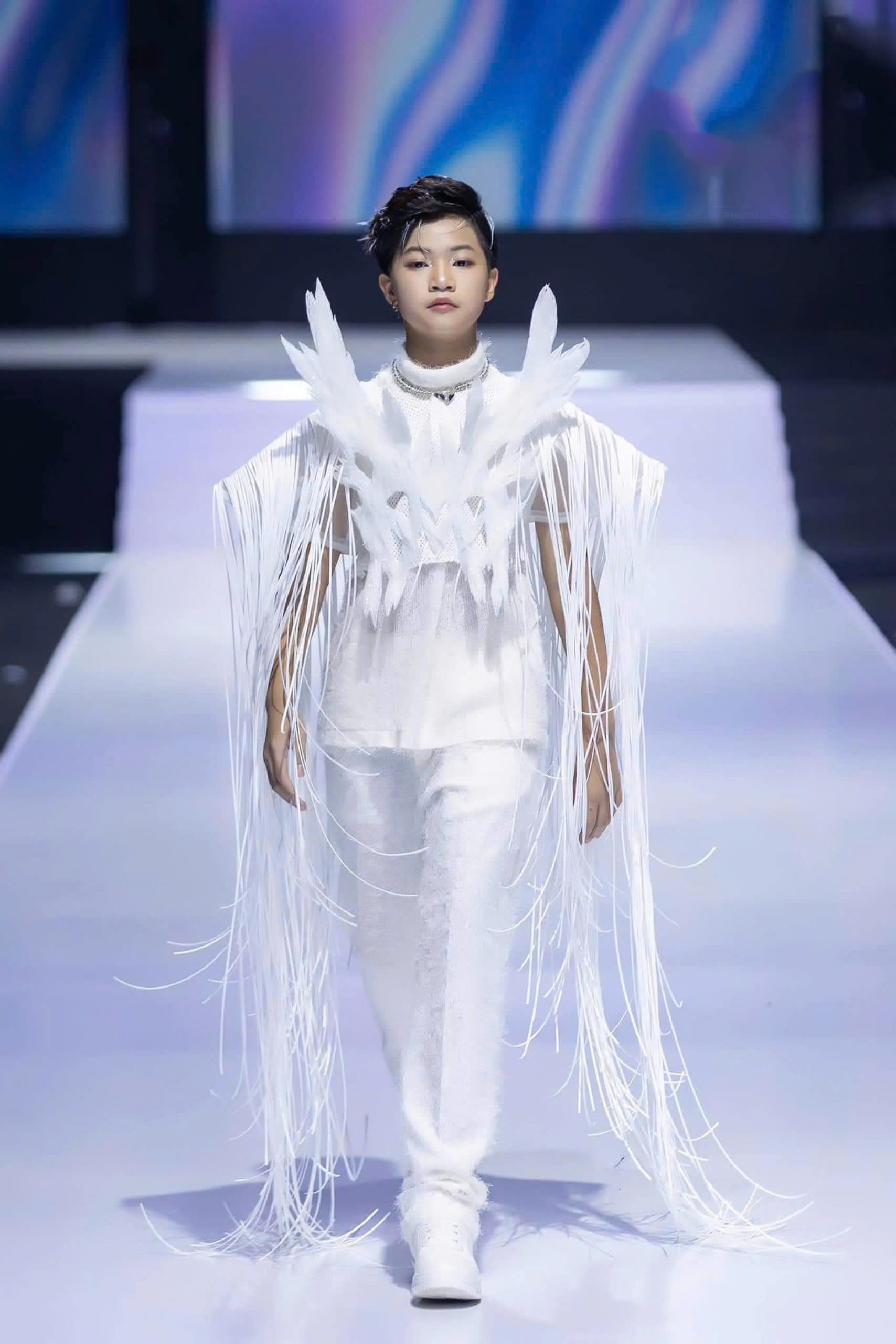 Phong Thiên catwalk chung sân khấu cùng Thanh Hằng tại Vietnam International Fashion Week - ảnh 3