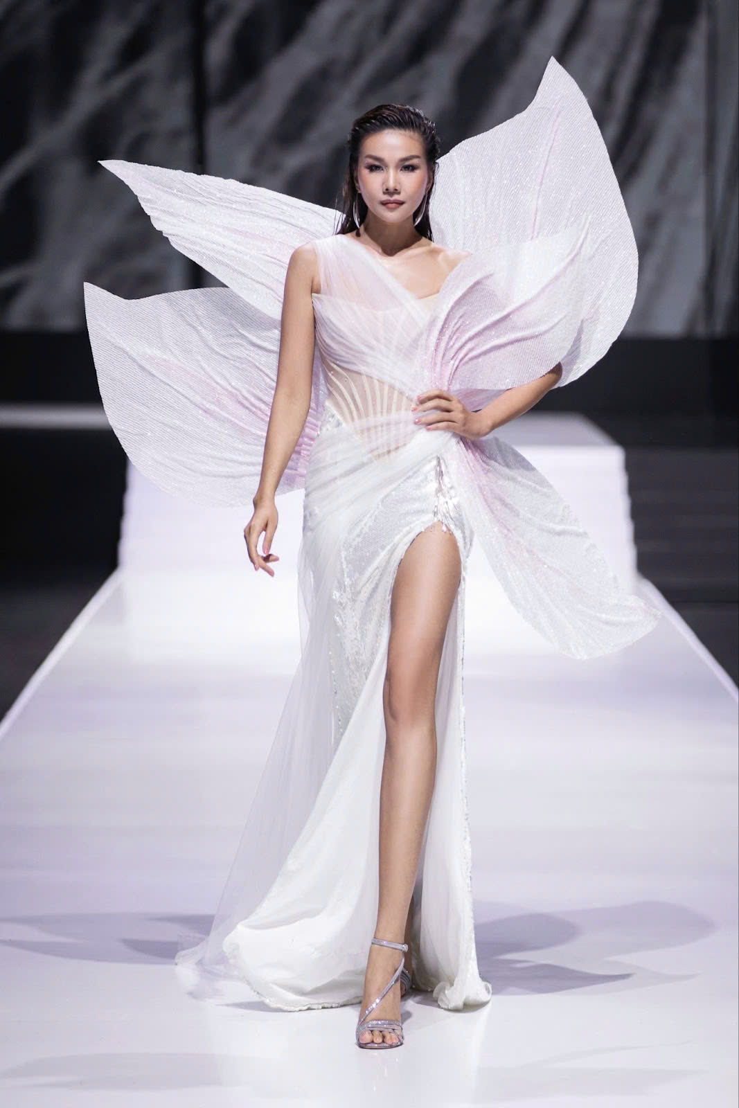 Phong Thiên catwalk chung sân khấu cùng Thanh Hằng tại Vietnam International Fashion Week - ảnh 2