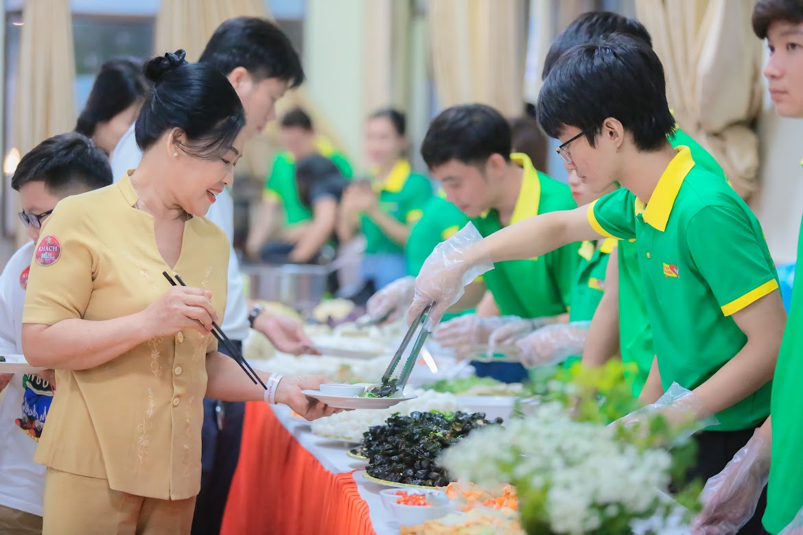 Vì sao MC Lê Phước Tài luôn đưa mẹ chạy show cùng, câu trả lời khiến ai cũng xúc động - ảnh 2