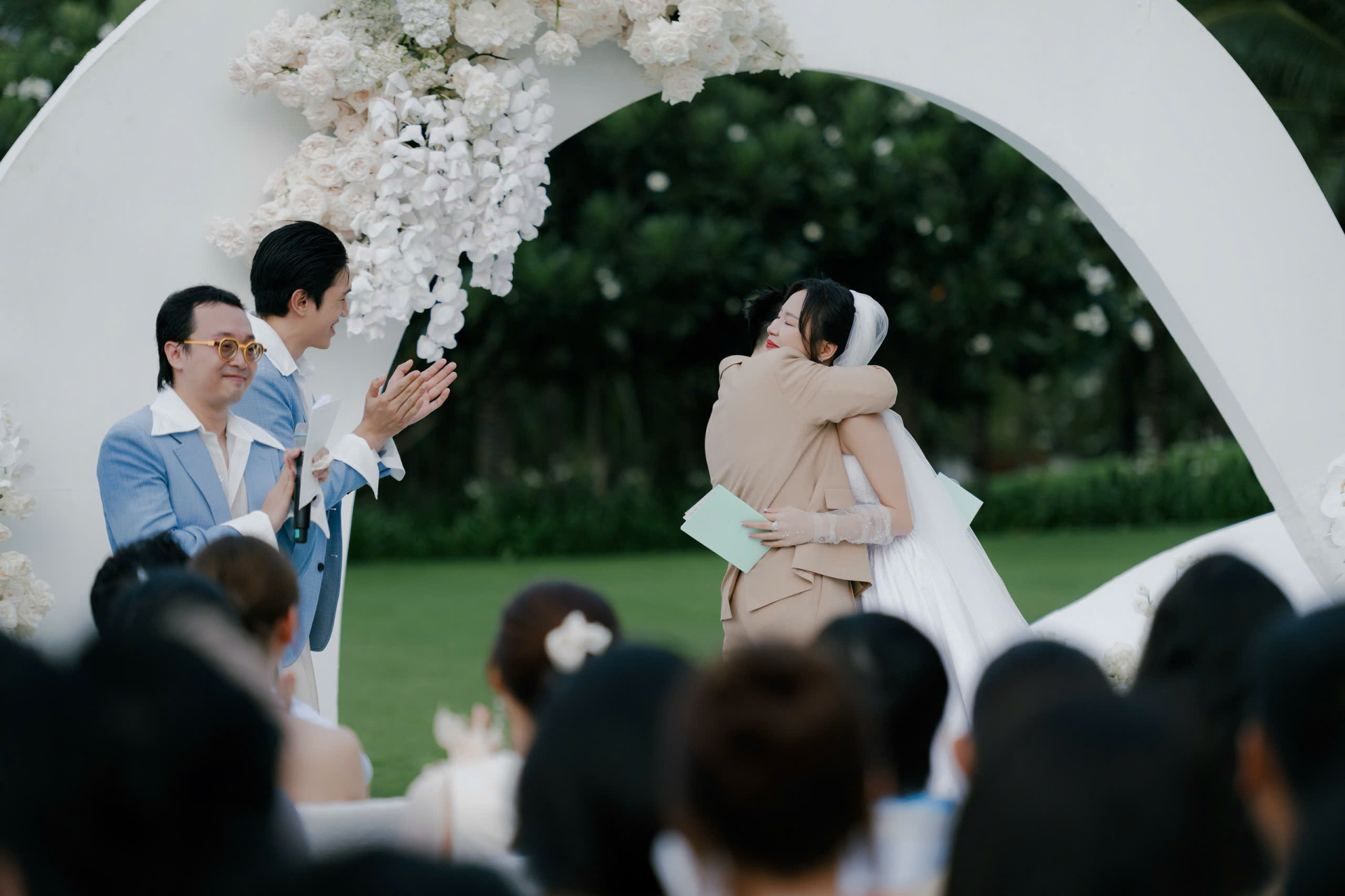 Dàn sao Việt đổ bộ đám cưới của Kai Đinh, Erik - Đức Phúc hát tình ca lãng mạn nhạc sĩ viết tặng vợ - ảnh 5