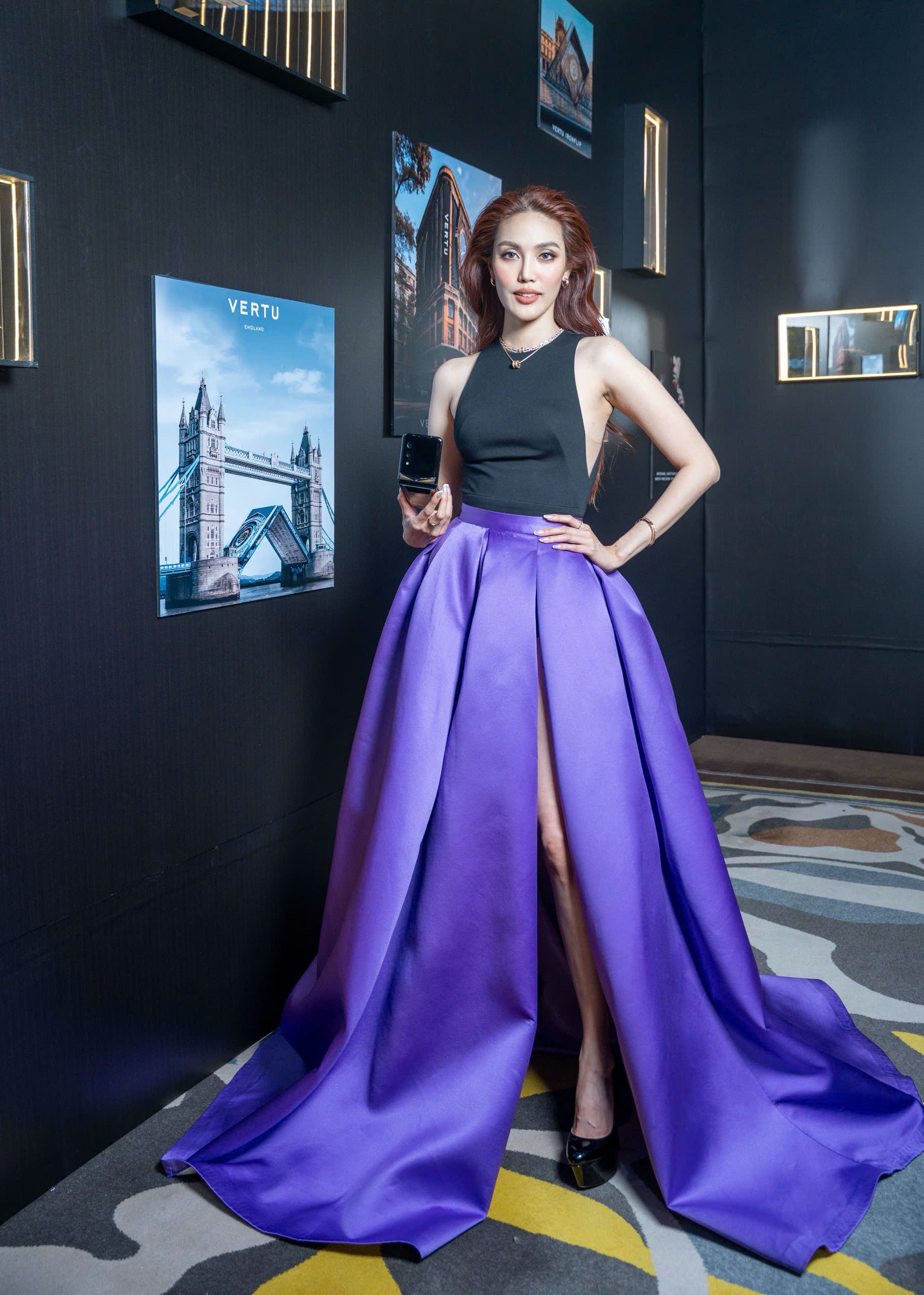 Lan Khuê, đại sứ thương hiệu Vertu tại Việt Nam, chiếm trọn spotlight với thiết kế váy tím nổi bật.