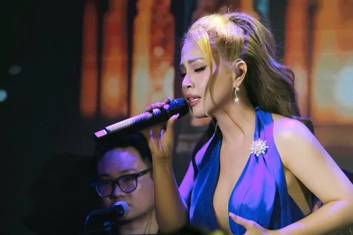 Chị Đẹp Minh Tuyết ngẫu hứng hát Bolero theo yêu cầu khán giả, gây “bão” mạng xã hội - ảnh 3