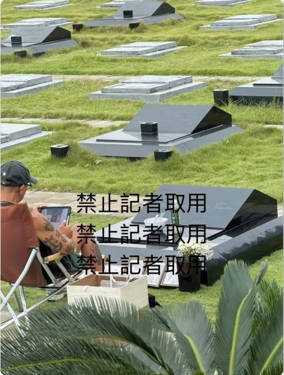 Chồng Từ Hy Viên mỗi ngày đều đến viếng mộ vợ, hình ảnh khiến cộng đồng mạng xúc động - ảnh 3