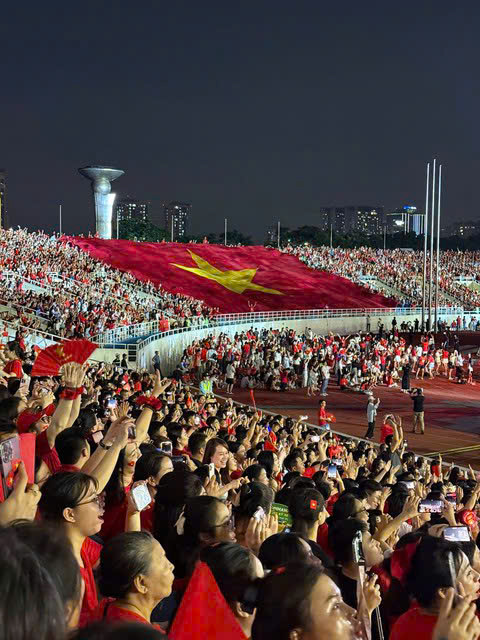 Tùng Dương mang “Viết tiếp câu chuyện hòa bình” lên một tầm cao mới tại Concert Quốc gia “Tổ Quốc Trong Tim” - ảnh 4