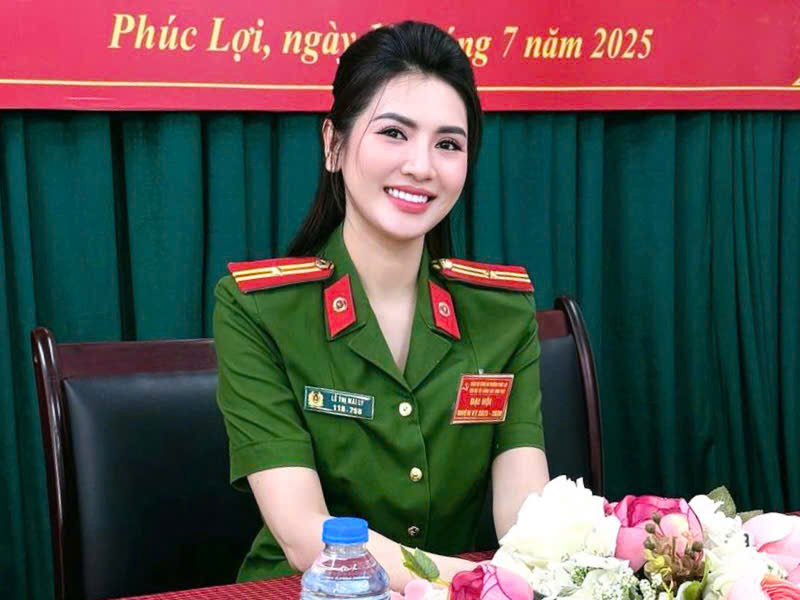 “Girl phố” gây sốt Hồ Gươm: Hóa ra là Thiếu tá công an xinh đẹp, “hoa khôi của ngành” - ảnh 1