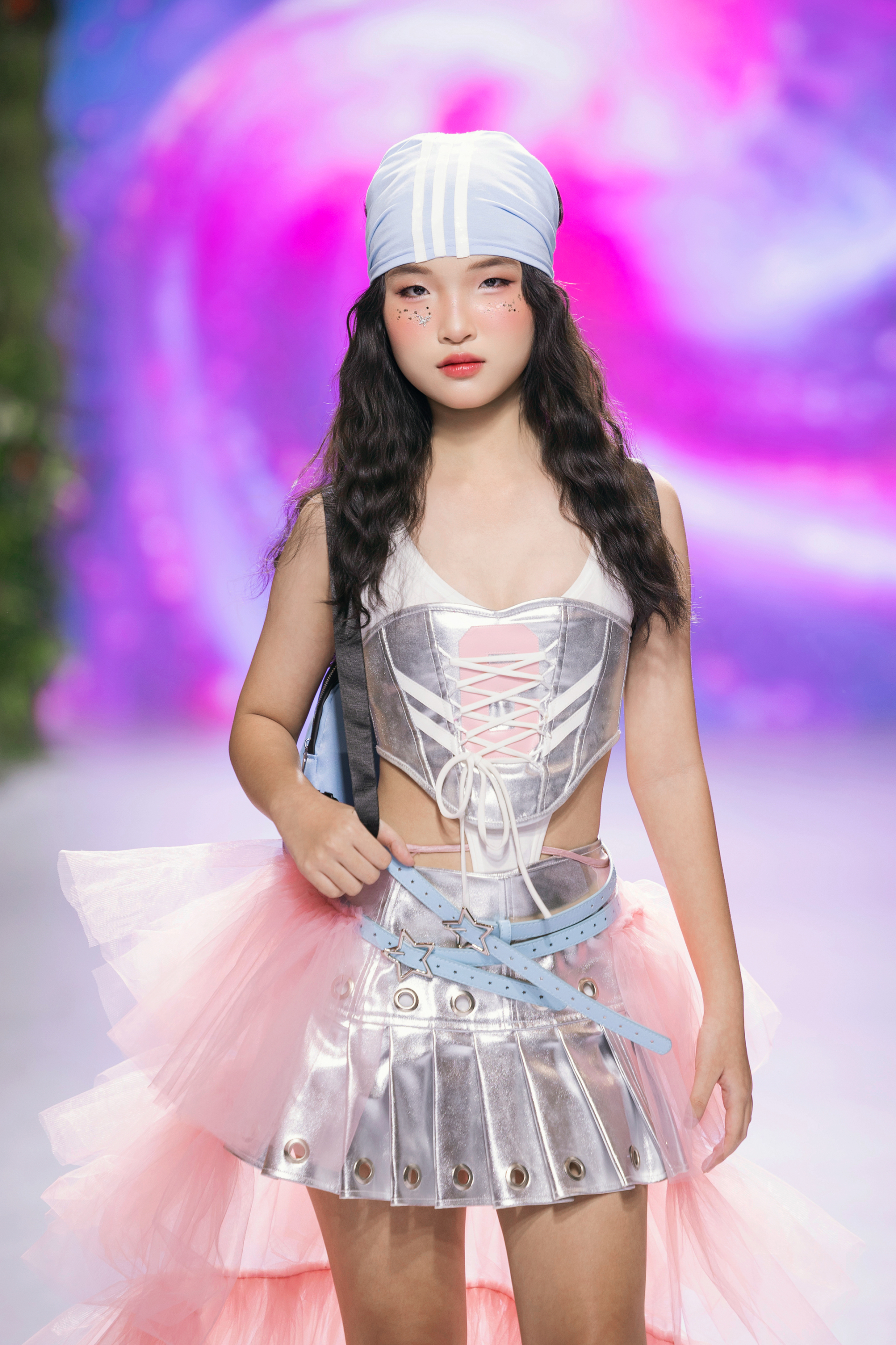 Người mẫu Khánh Ngọc quay trở lại ấn tượng khi thần thái trên sàn diễn của tuần lễ thời trang của siêu mẫu Xuân Lan - ảnh 3