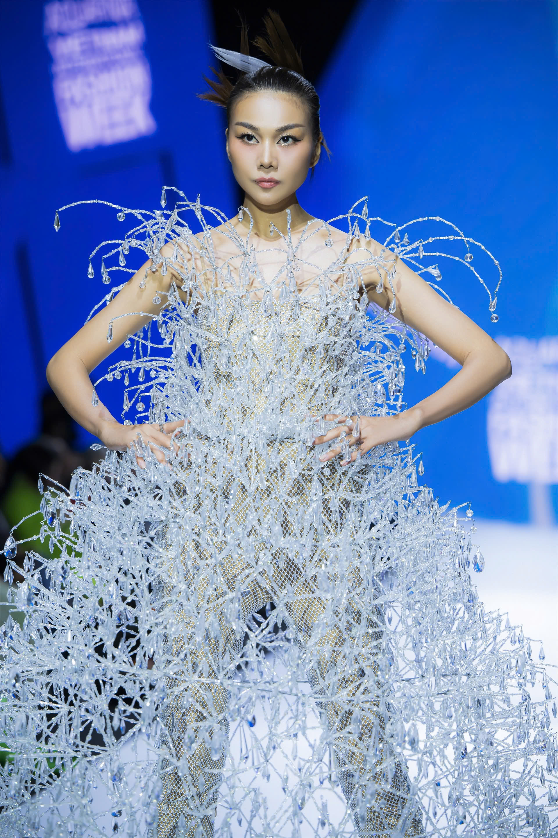 Thanh Hằng tiết lộ cách catwalk với váy nặng 50kg, truyền cảm hứng cho thí sinh Next Top Model 2025 - ảnh 1