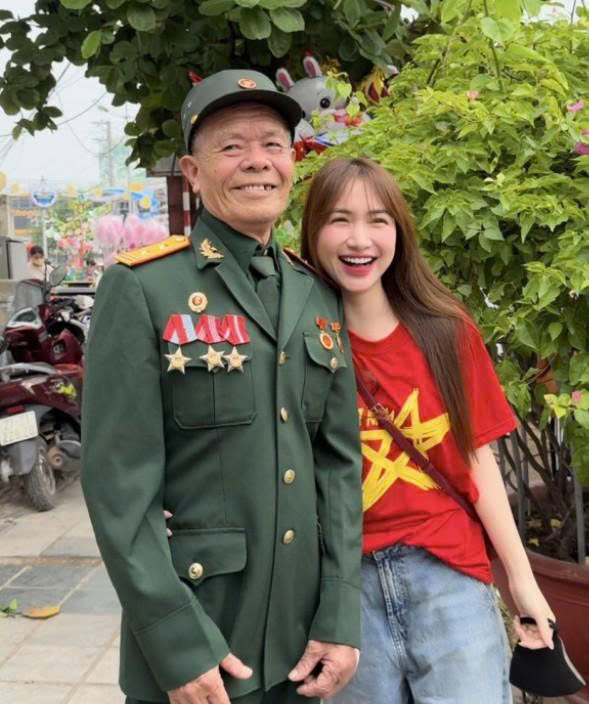 Hòa Minzy bật khóc trong vòng tay gia đình Hoa Dâm Bụt, nhận được sự an ủi từ dàn sao sau nỗi mất mát lớn - ảnh 4