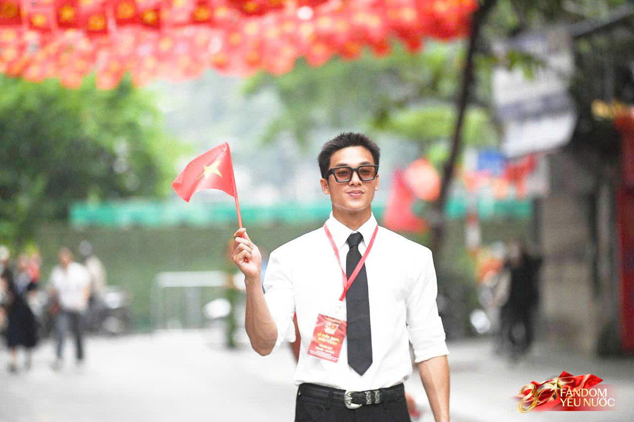 “Nam thần khẩu trang” Hưng Nguyễn gây chú ý tại buổi tổng hợp luyện diễu hành 2/9 - ảnh 1