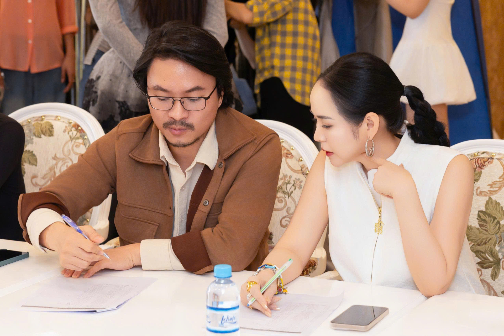 Đạo diễn Hoàng Nhật Nam cùng NTK Thanh Hương Bùi fitting cho Vietnam Beauty Fashion Fest - ảnh 3
