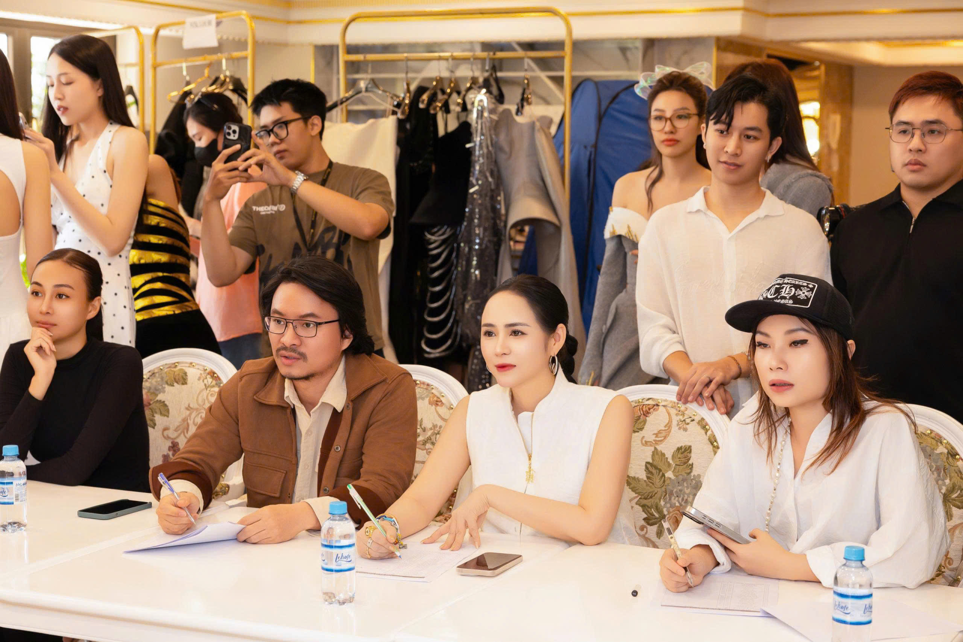 Đạo diễn Hoàng Nhật Nam cùng NTK Thanh Hương Bùi fitting cho Vietnam Beauty Fashion Fest - ảnh 1