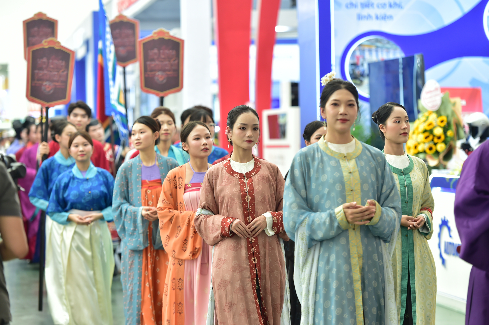 Tự Long trở thành tráng sĩ của “Hộ Linh Tráng Sĩ”, dẫn đầu diễu hành cổ phục khai mạc triển lãm 80 năm độc lập. - ảnh 7