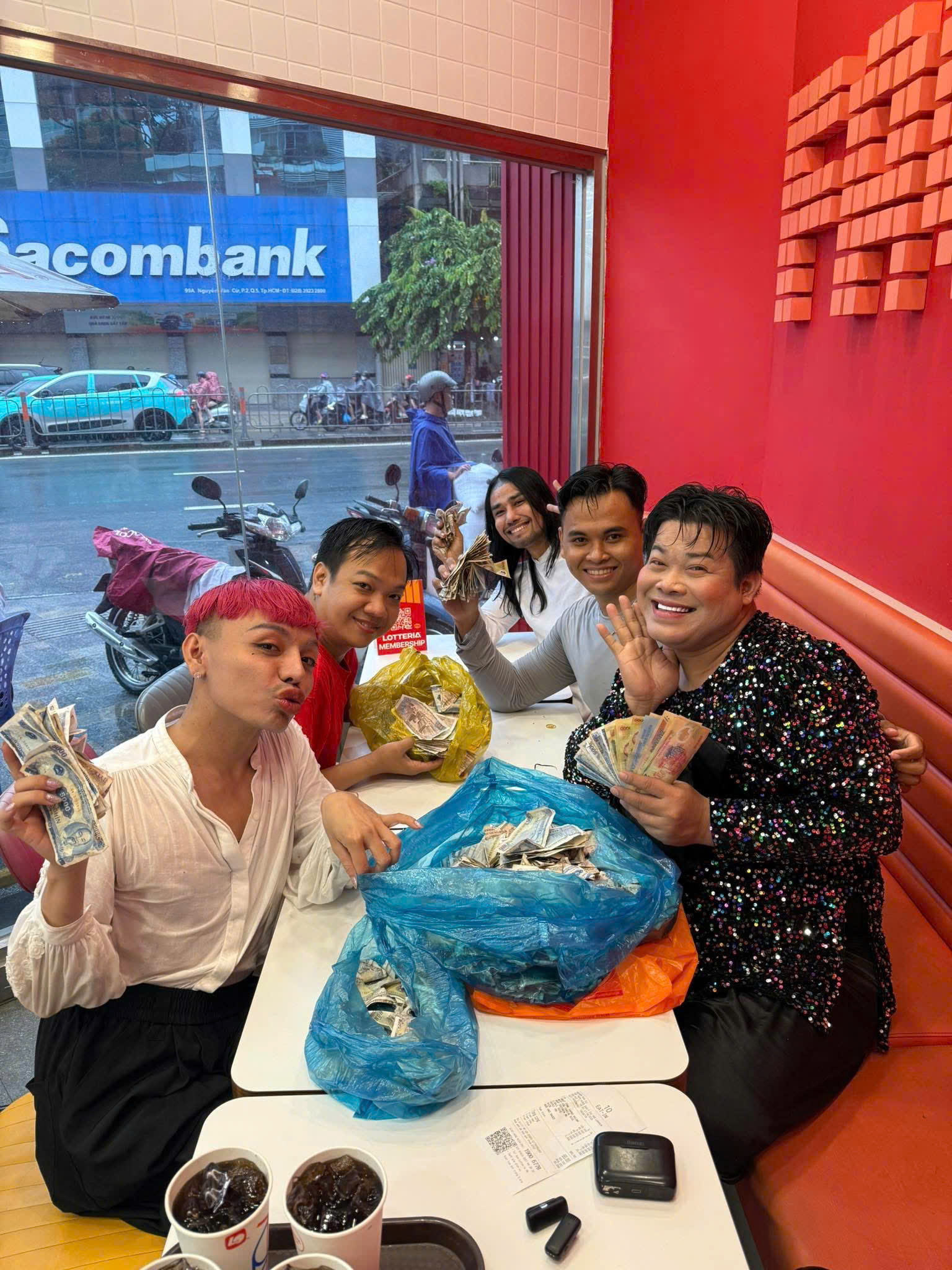 Người đẹp từng thi hoa hậu khiến hơn 2 triệu người sốc vì màn náo loạn giật đồ cúng rằm tháng 7 - ảnh 1