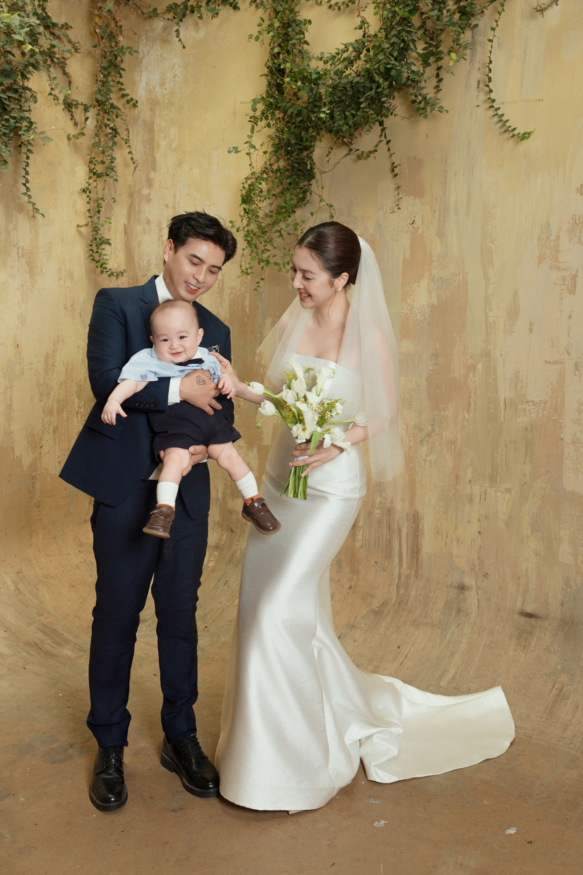 Hồ Quang Hiếu và Tuệ Như hạnh phúc bên con trai trong ảnh cưới - ảnh 5