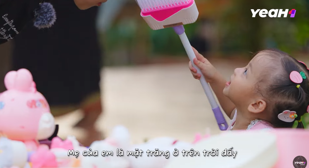 Câu trả lời hồn nhiên của bé Vy về mặt trăng khiến Tóc Tiên nghẹn ngào - ảnh 2