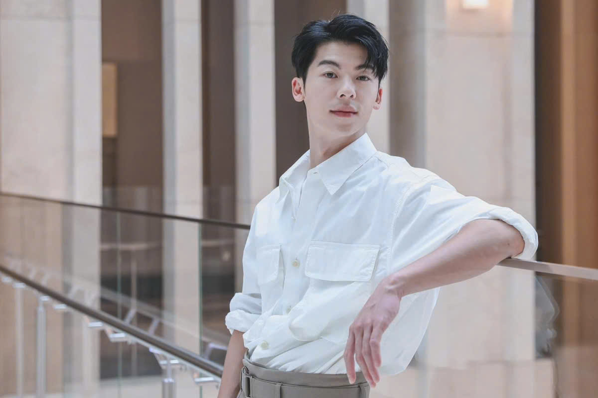 Hứa Quang Hán diện outfit đơn giản nhưng cuốn hút khi đến TP.HCM - ảnh 2