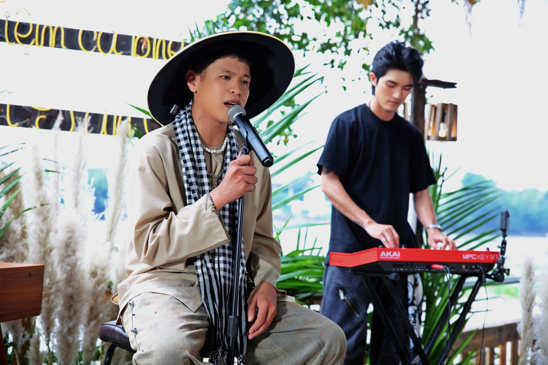 Giải mã con beat: Long Nón Lá tiết lộ hành động không ngờ của siêu mẫu Minh Tú khi anh gặp biến cố - ảnh 2
