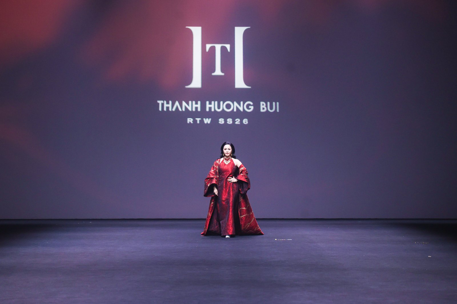 Hoàng Thuỳ mất 1 tiếng dát vàng lên cơ thể cho màn xuất hiện ấn tượng ở vị trí vedette tại SFW SS26 - ảnh 4